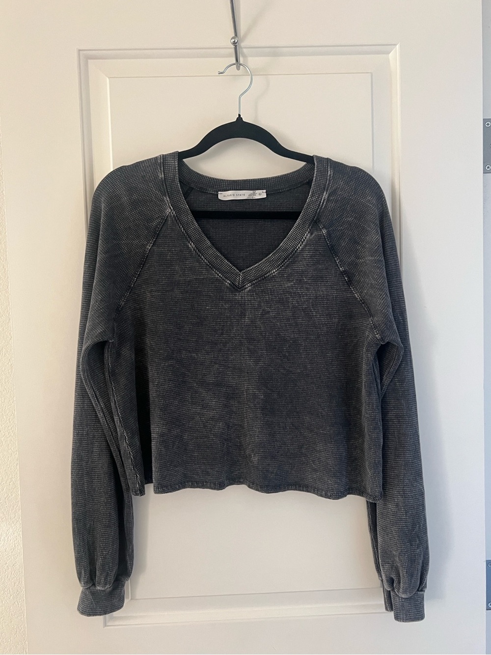 Altar'd State Washed Charcoal V-Neck Cropped Sweatshirt waffle weave Sz L